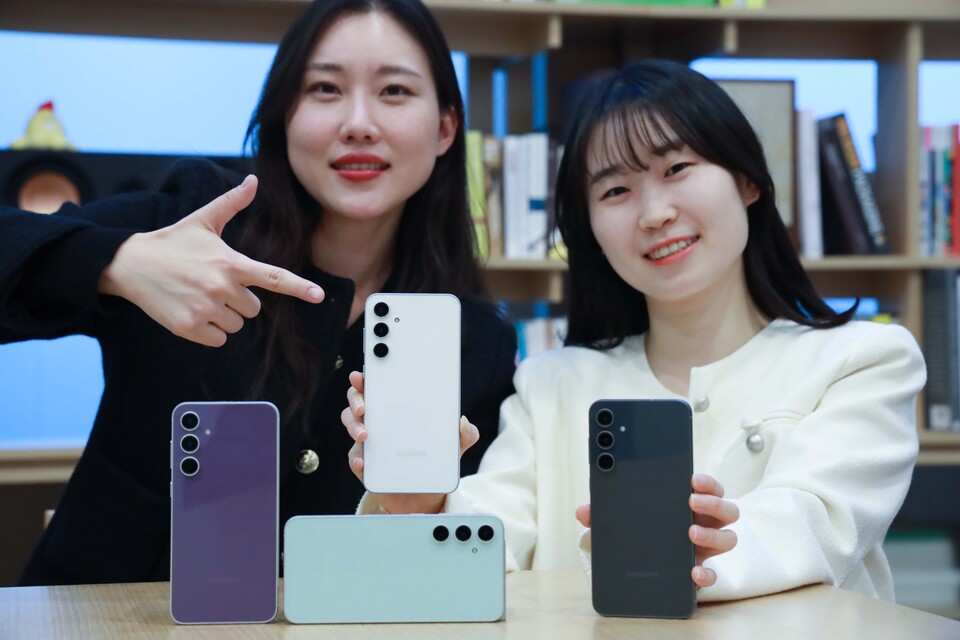 ▲LG유플러스 모델이 갤럭시 S23 FE를 소개하고 있다. ⓒLG유플러스