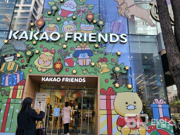 ▲카카오프렌즈샵 홍대 플래그십 스토어 입구에 들어서는 고객들이 인증샷을 찍고 있다. ⓒ최나리 기자