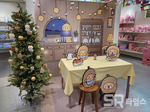 ▲홍대 플래그십 스토어 2층에 마련된 크리스마스 다이닝룸 콘셉트 포토존. ⓒ최나리 기자