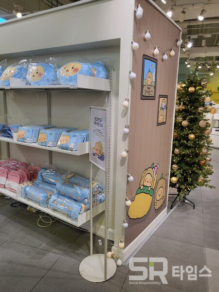 ▲포토존 부근으로 다양한 굿즈들이 진열돼 있다. ⓒ최나리 기자