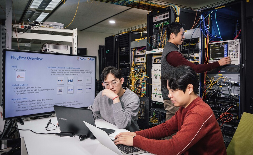 ▲SK텔레콤 담당자들이 플러그페스트 발표를 준비하고 있다. ⓒSK텔레콤