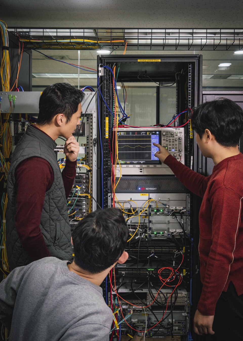 ▲SK텔레콤 담당자들이 플러그페스트 발표를 준비하고 있다. ⓒSK텔레콤