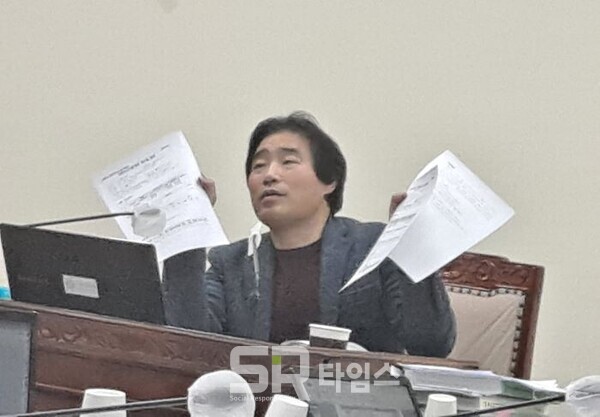 ▲집행부의 부실한 자료 제출을 질타하는 김운남 위원장.