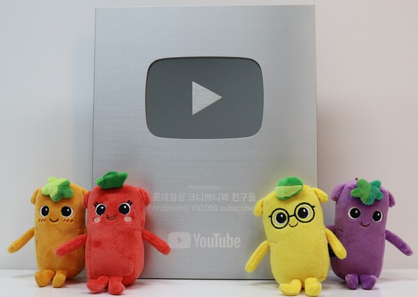 ▲유튜브 채널 ‘크니쁘니와 친구들’이 실버버튼을 획득했다. ⓒ롯데칠성음료