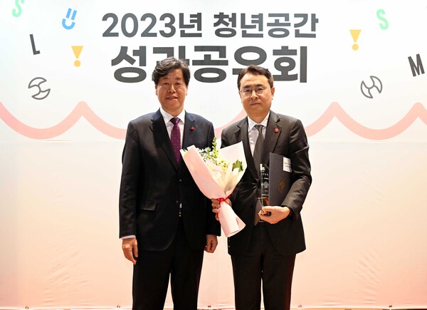 ▲신세계센트럴시티 지원담당 김범수 상무(오른쪽)와 김의승 서울특별시 행정 1부시장이 2023년 민관협력 우수기관 표창 후 기념 촬영을 하고 있다. ⓒ신세계센트럴시티