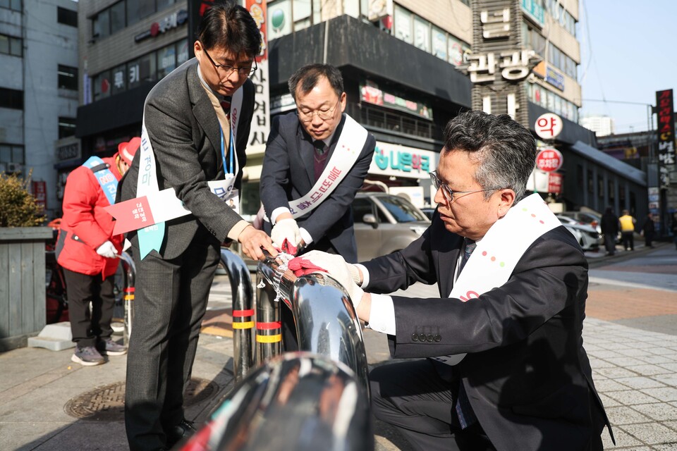 ▲지사 인근 불법대출 홍보물 제거활동 나선 김종철 한국마사회 고객서비스본부장. ⓒ한국마사회