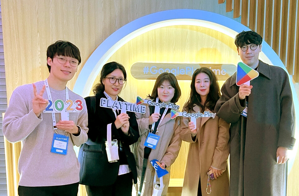 ▲지난 6일 구글플레이가 개최한 ‘올해를 빛낸 앱’ 시상식에서 ‘올해를 빛낸 숨은 보석 앱’ 최우수상을 수상하고 기념 사진을 촬영하고 있다. ⓒLG유플러스