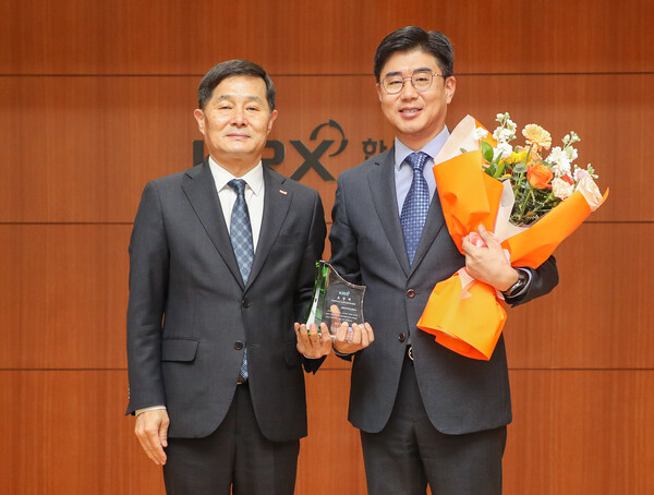 ▲13일 오전 서울 여의도 한국거래소 서울사옥에서 진행된 ‘2023년 기업지배구조보고서 공시우수법인' 시상식에서 김대석 현대지에프홀딩스 재무전략담당 상무(사진 오른쪽)가 수상 후 양태영 한국거래소 유가증권시장본부장과 기념사진을 촬영하고 있다. ⓒ현대지에프홀딩스