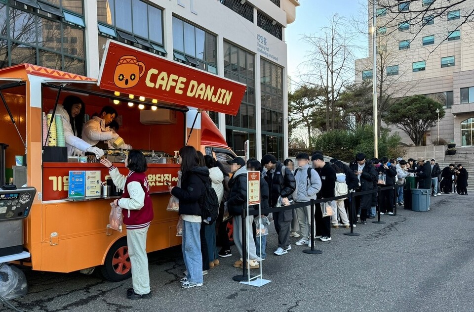 ▲던전앤파이터가 기말고사 기간을 맞아 전국 13개 대학교를 방문해 간식 트럭 ‘카페 단진’ 이벤트를 진행했다. ⓒ넥슨