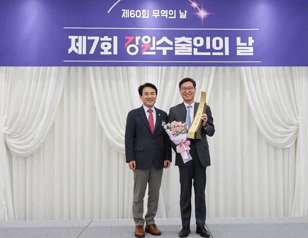 ▲휴젤 한선호 대표집행임원(오른쪽)이 김진태 강원특별자치도지사로부터 '7,000만불 수출의 탑' 상패를 수여 받았다. ⓒ휴젤