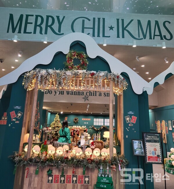 ▲칠성 미니병과 일광 스노우맨 전구로 장식된 산타의 집 포토존. ⓒ최나리 기자