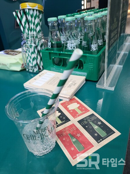 ▲입구에 들어서면 제로 칠성사이다 시음과 함께 미션 스탬프를 받을 카드가 주어진다. 뒤쪽으로 보이는 칠성 미니병은 시음용 컵 인증샷 이벤트 수행시 받을 수 있다. ⓒ최나리  기자