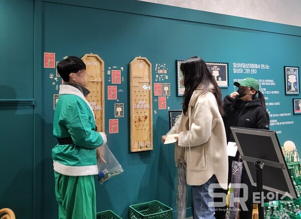 ▲팝업에 방문해 게임을 즐기는 고객들 모습. ⓒ최나리 기자