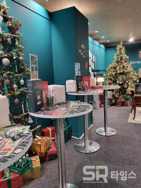 ▲팝업스토어 한정판 굿즈들이 진열된 테이블. ⓒ최나리 기자