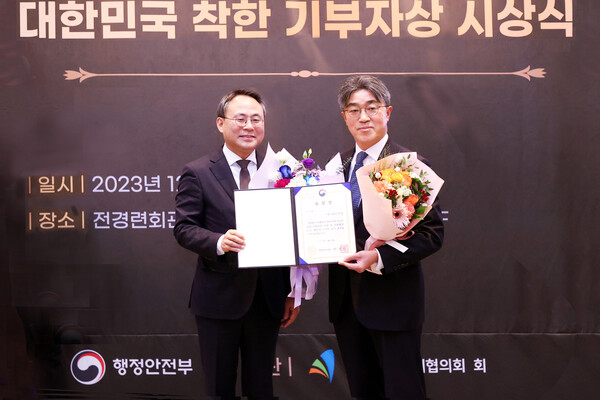 ▲고기동 행정안전부 차관(왼쪽)이 서희종 대우건설 상무에게 상을 수여하고 있다. ⓒ대우건설