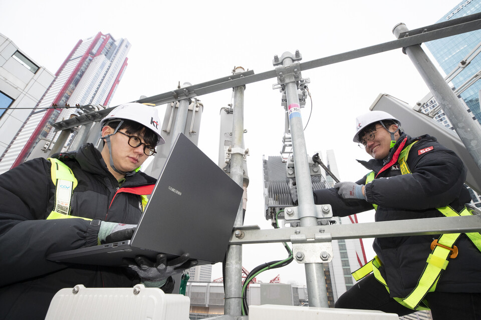 ▲KT 네트워크 전문가가 서울 여의도 소재 백화점 인근 기지국에서 네트워크 품질을 점검하고 있다. ⓒKT