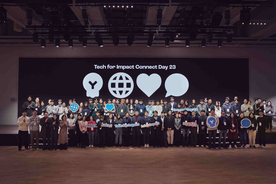 ▲테크포임팩트 커넥트데이에 참가한 참석자들. 이날 행사에는 류석영 카이스트 교수와 전산학부 학생들, 김승일 모두의연구소 대표와 연구원들, 브라이언 펠로우, 카카오 크루, 사전 신청자 포함 100여명이 참석했다. ⓒ카카오