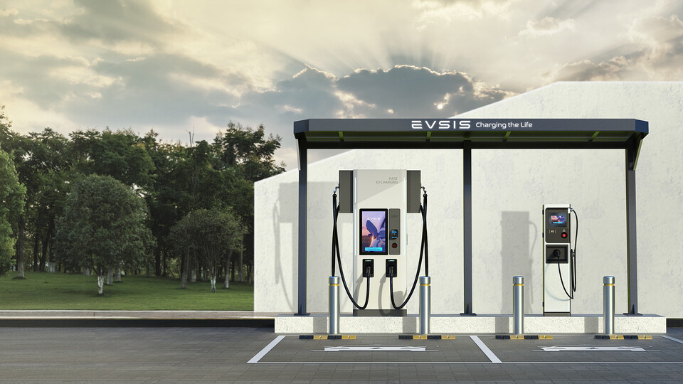 ▲롯데정보통신 자회사 EVSIS가 산업통상 협력개발지원사업(ODA)으로 인도네시아에 전기차 충전 인프라(충전기)를 조성한다. 사진은 인도네시아 ODA 충전기 이미지. ⓒ롯데정보통신