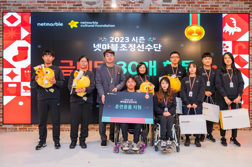 ▲(왼쪽부터) 이승주선수, 한은지선수, 김성철님, 전숭보선수(휠체어), 조연희감독, 임효신선수(휠체어), 이봉희선수(안경), 강현주선수, 강이성선수, 배지인선수. ⓒ넷마블