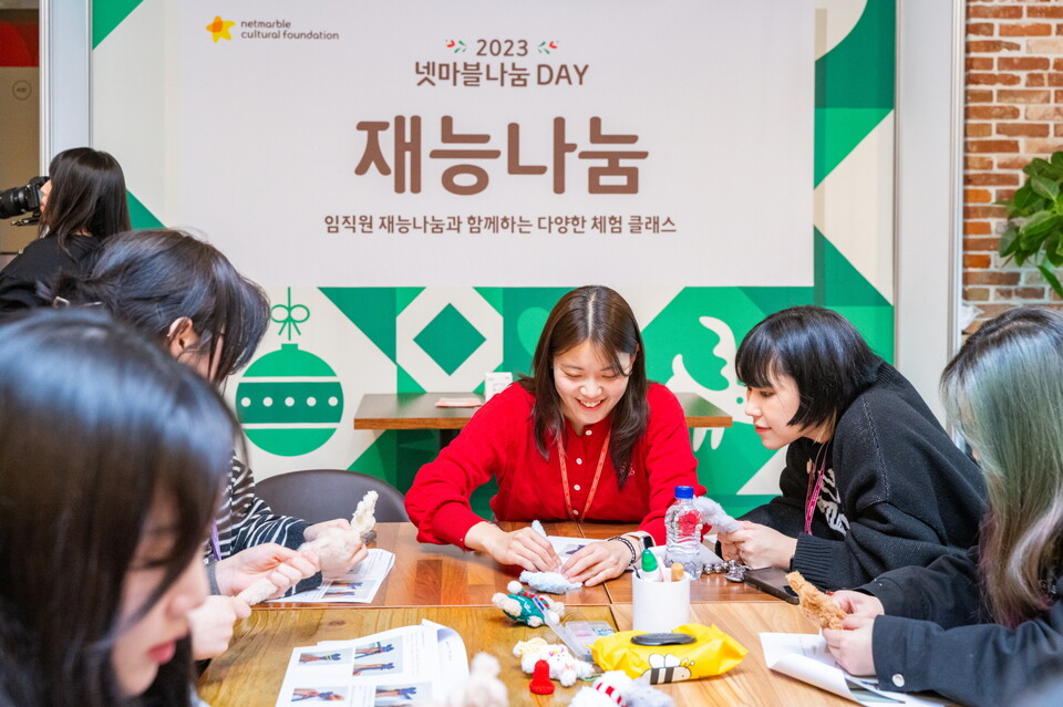 ▲참여·체험형 부스에서 드립백 만들기, 도트 캐리커쳐, 모루인형 키링 만들기, 업사이클링 만들기, 넷마블장애인선수단 조정시범·로잉머신 체험 등 다양한 프로그램이 진행됐다. ⓒ넷마블