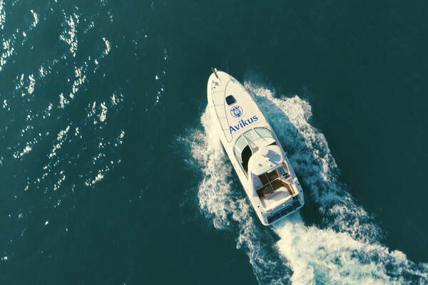 ▲아비커스의 자율운항시스템이 적용된 레저용 보트. ⓒHD현대