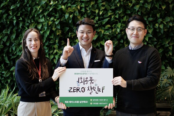 ▲이원직 대표(왼쪽에서 두 번째)가 임직원과 함께 ‘일회용품 제로 챌린지’ 동참을 위한 인증 사진 촬영을 진행하고 있다. ⓒ롯데바이오로직스