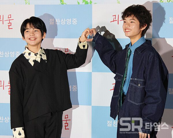 ▲'괴물'의 주역 히이라기 히나타, 쿠로카와 소야가 21일 내한 기자간담회에 참석해 포즈를 취하고 있다(사진 왼쪽부터). ⓒ심우진 기자