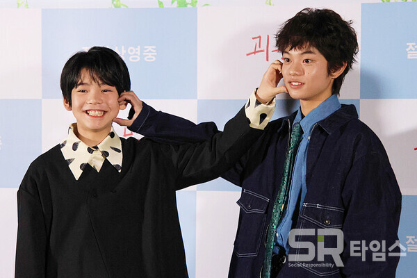 ▲'괴물'의 주역 히이라기 히나타, 쿠로카와 소야가 21일 내한 기자간담회에 참석해 포즈를 취하고 있다(사진 왼쪽부터). ⓒ심우진 기자