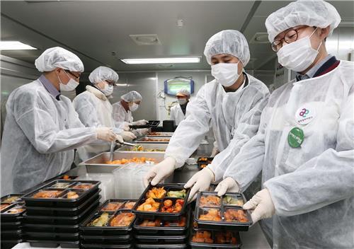 ▲ SK그룹 등이 참여한 국내 최대 사회공헌 연합체인 '행복얼라이언스'가 서울 시내 결식아동들에게 행복도시락 3,200개를 전달할 계획이다. 행복도시락을 포장하고 있는 모습. ⓒSK행복나눔재단