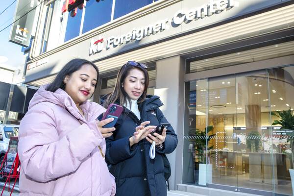 ▲KT가 국내에서 가장 많은 외국인이 밀집한 경기도 안산 원곡동 다문화 거래에 통신 포함 외국인 특화 서비스를 제공하는 KT 외국인 센터를 최근 열었다. ⓒKT