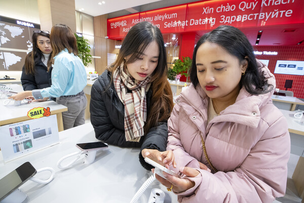 ▲KT 외국인 센터는 다양한 나라에서 방문한 외국인 고객이 친근감을 느낄 수 있도록 자국 언어를 포함한 인테리어 디자인을 적용하고 고객 편의성을 높이기 위해 매장 전면에 당일 상담 가능한 언어를 표시하고 있다.  ⓒKT