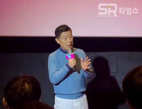 ▲김홍국 하림 회장이 11월 1일 열린 어린이식 브랜드 '푸디버디' 론칭 기자간담회에서 론칭 비하인드 스토리를 설명하고 있다. ⓒ박현주 기자