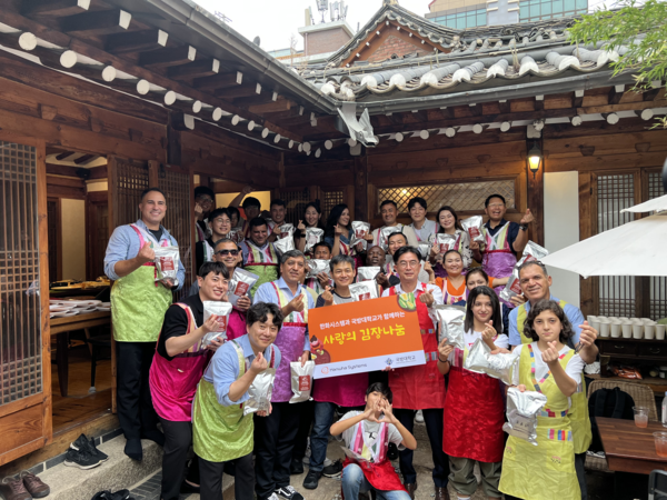 ▲한화시스템 임직원들과 국방대학교 외국 군 장교 및 가족들이 직접 담근 김장김치를 지역 내 취약계층에 전달했다. ⓒ한화시스템