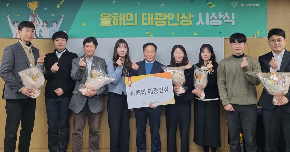 ▲태광산업은 ‘올해의 태광인상’ 시상식을 서울 중구 장충동 태광산업 본사에서 진행했다. 조진환 석유화학사업본부 대표이사(왼쪽 다섯번째)가 수상자들과 함께 기념 촬영을 하고 있다. ⓒ태광산업