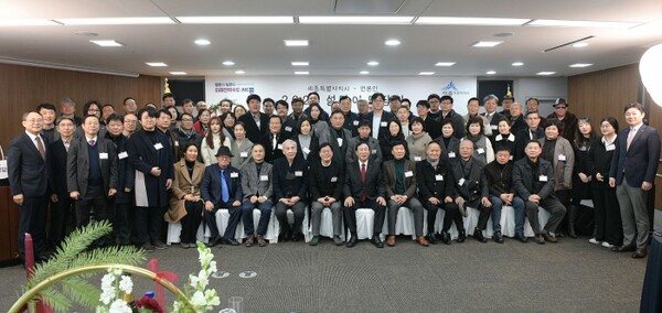 ▲최 시장(앞줄 가운데 붉은 낵타이)의 지난해 화합을 다진 한자리  ⓒ세종시