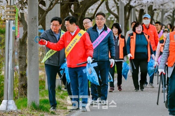 ▲거리청소 나선 전진선 양평군수(맨 앞) ⓒ양평군