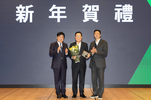 ▲(왼쪽부터)권오갑 HD현대 회장과 조석 HD현대일렉트릭 사장, 정기선 HD현대 부회장이 지난 2일 신년 하례식에서 'HD현대 경영인상' 시상 후 기념촬영을 하고 있다. ⓒHD현대