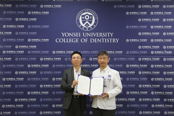 ▲김해곤 현대그린푸드 전략기획실장 전무와 이기준 연세대학교 치과대학 학장이 기념 사진을 촬영하고 있는 모습(사진 왼쪽부터). ⓒ현대그린푸드