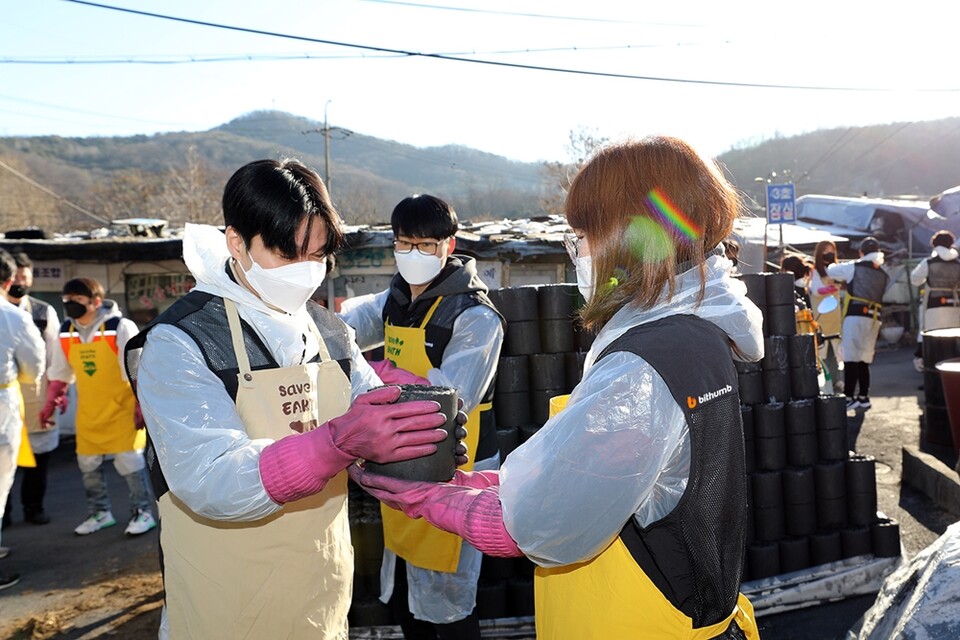 ▲지난 6일 오전 서울 강남구 개포동 구룡마을에서 빗썸 임직원들이 연탄 나눔 봉사활동을 진행하고 있다. ⓒ빗썸