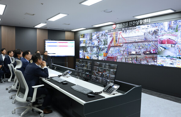 ▲박현철 롯데건설 부회장이 서초구 잠원동 소재 본사에 위치한 안전상황센터에서 전국 현장을 점검하고 있다. ⓒ롯데건설