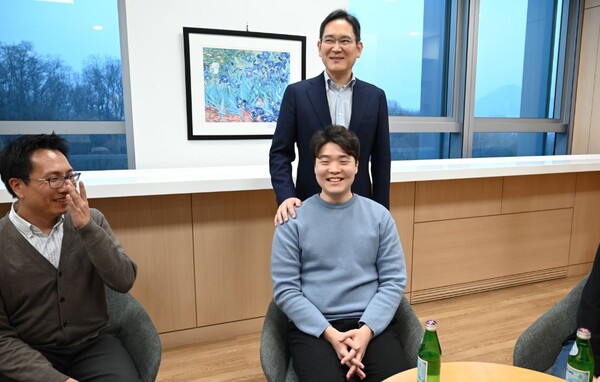 ▲이재용 삼성전자 회장이 10일 서울 우면동 삼성리서치를 방문해 연구원들과 간담회를 가진 뒤 사진을 찍고 있다.ⓒ삼성전자