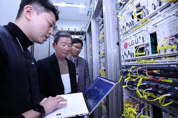 ▲황현식 LG유플러스 대표(왼쪽)가 10일 마국국사를 방문해 직원으로부터 전원공급장치에 대한 설명을 듣고 있다.ⓒLG유플러스