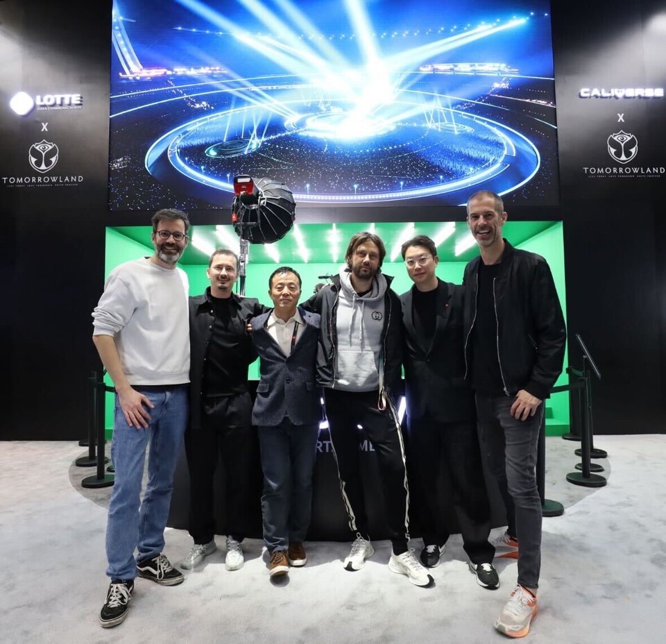 ▲(왼쪽부터) Maarten Veldeman 투모로우랜드 3D 콘텐츠&스테이지디자인 부문장, Philippe Ben Mohammed 투모로우랜드 메타버스 부문장, 고두영 롯데정보통신 대표이사, Michel Beers 투모로우랜드 창립자, 김동규 칼리버스 대표이사, Bruno Vanwelsenaers 투모로우랜드 대표이사. ⓒ롯데정보통신
