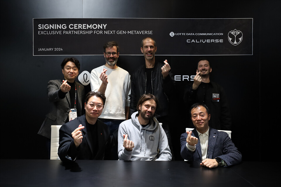 ▲(왼쪽 아래부터) 김동규 칼리버스 대표이사, Michel Beers 투모로우랜드 창립자, 고두영 롯데정보통신 대표이사. (왼쪽 위부터) 이원종 롯데정보통신 스마트리테일부문장, Maarten Veldeman 투모로우랜드 3D 콘텐츠&스테이지디자인 부문장, Bruno Vanwelsenaers 투모로우랜드 대표이사, Philippe Ben Mohammed 투모로우랜드 메타버스 부문장. ⓒ롯데정보통신