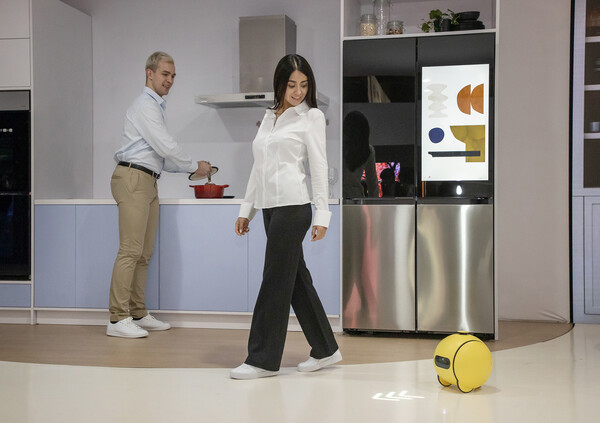 ▲삼성전자 모델이 미국 라스베이거스 컨벤션센터에 마련된 삼성전자 부스에서 AI 컴패니언(AI Companion) 볼리(Ballie)를 소개하고 있다. ⓒ삼성전자