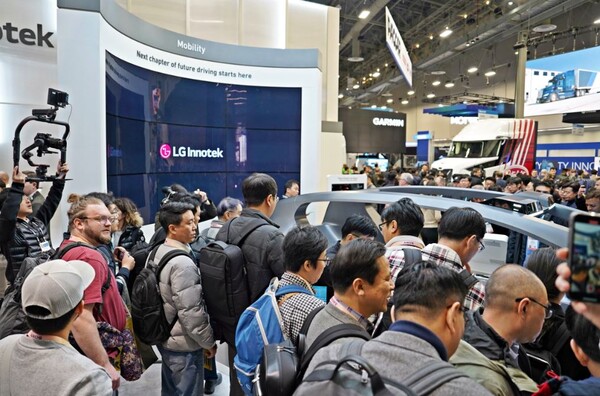 ▲CES 2024 LG이노텍 부스 관람객. ⓒLG이노텍