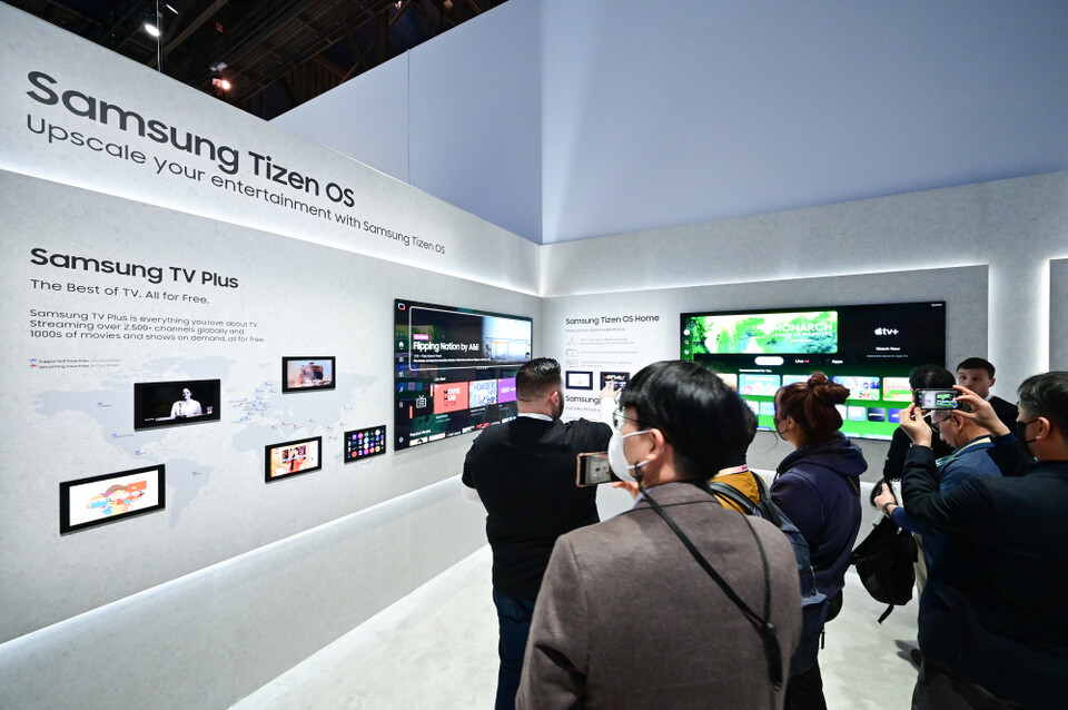 ▲삼성전자 직원이 미국 라스베이거스 컨벤션센터에 마련된 전시부스에서 관람객에게 타이젠 OS를 소개하고 있다. ⓒ삼성전자