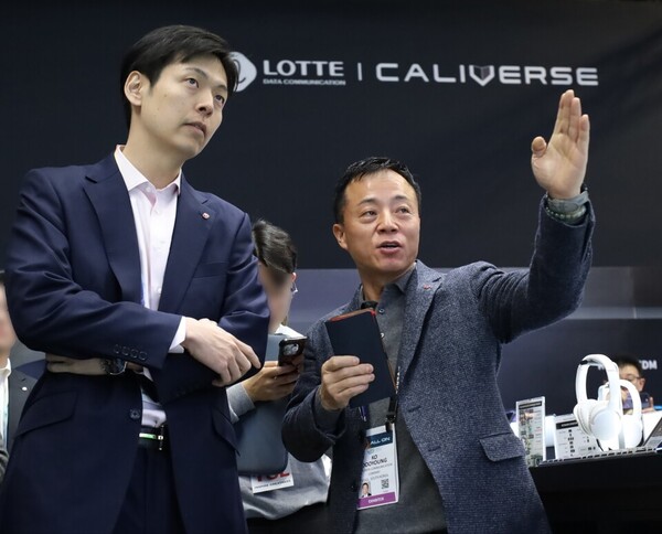 ▲CES 2024 롯데정보통신 전시부스를 찾은 신유열 전무(왼쪽)와 고두영 롯데정보통신 대표이사. ⓒ롯데정보통신