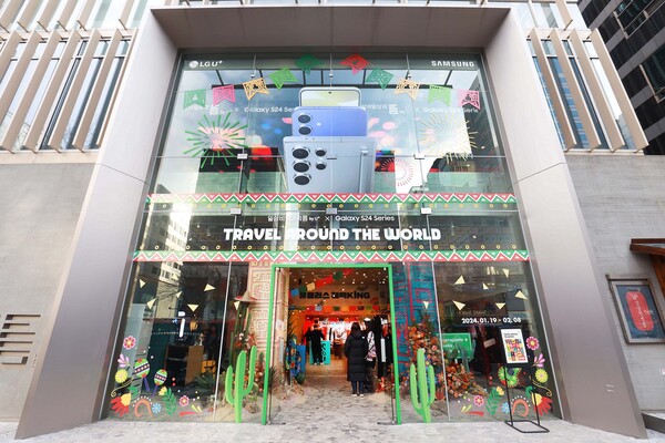 ▲LG유플러스 모델이 ‘일상비일상의틈byU+’에서 갤럭시 S24 시리즈를 체험하고 있는 모습. ⓒLG유플러스