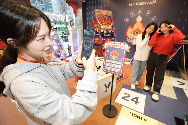 ▲KT 홍대 애드샵플러스에서 체험크루(프로모터)가 갤럭시S24 시리즈 체험을 소개하는 모습. ⓒKT